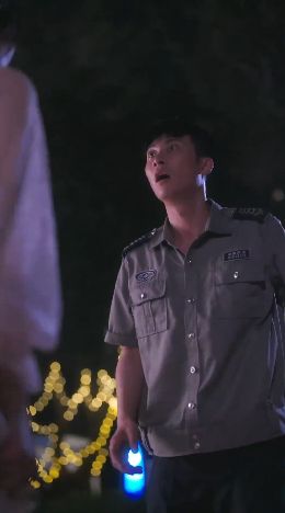 飞驰人生之为女人花钱100倍返现（失恋变神豪我要女人做我裙下臣）的海报